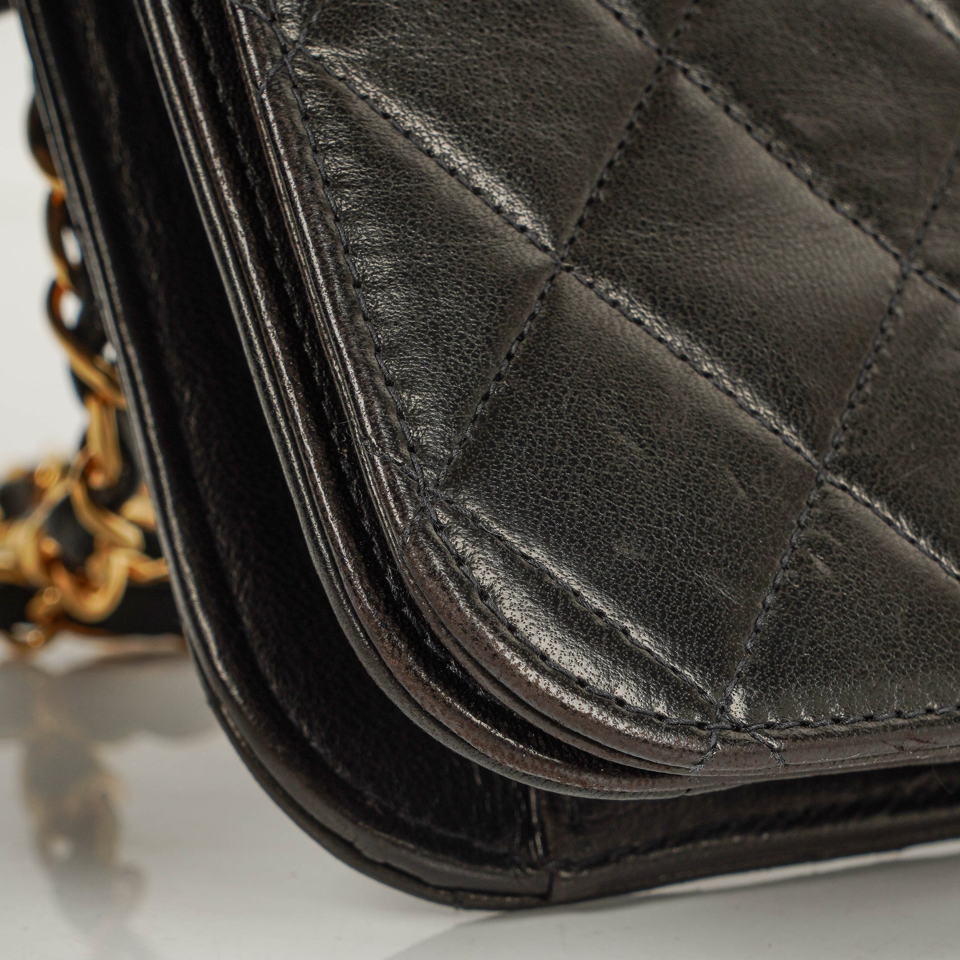 Chanel Classic Full Flap Bag aus schwarzem gestepptem Lammleder mit 24K vergoldeter Hardware