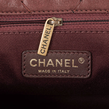 Chanel Surpique Chevron Flap Bag aus irisierendem Kalbsleder