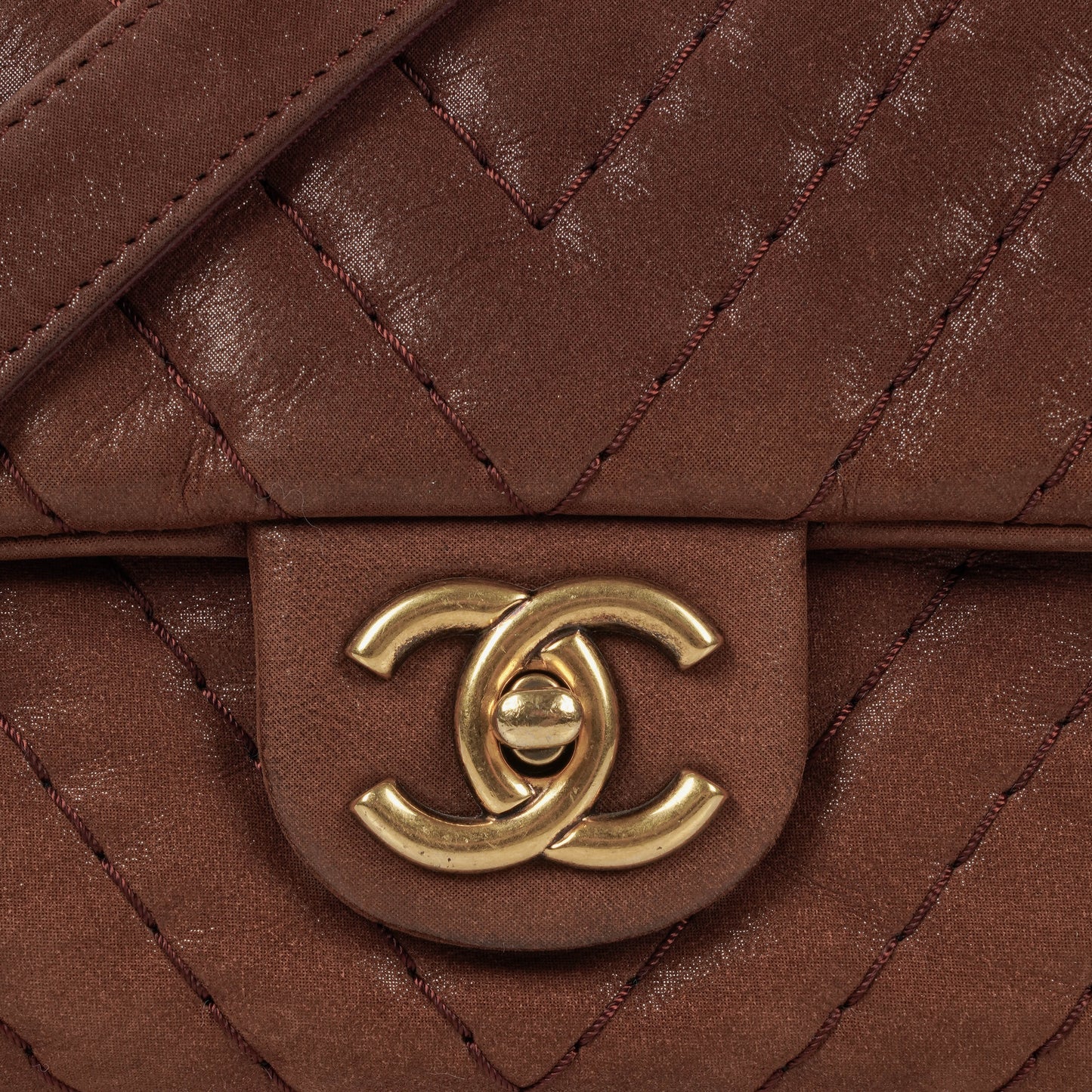 Chanel Surpique Chevron Flap Bag aus irisierendem Kalbsleder