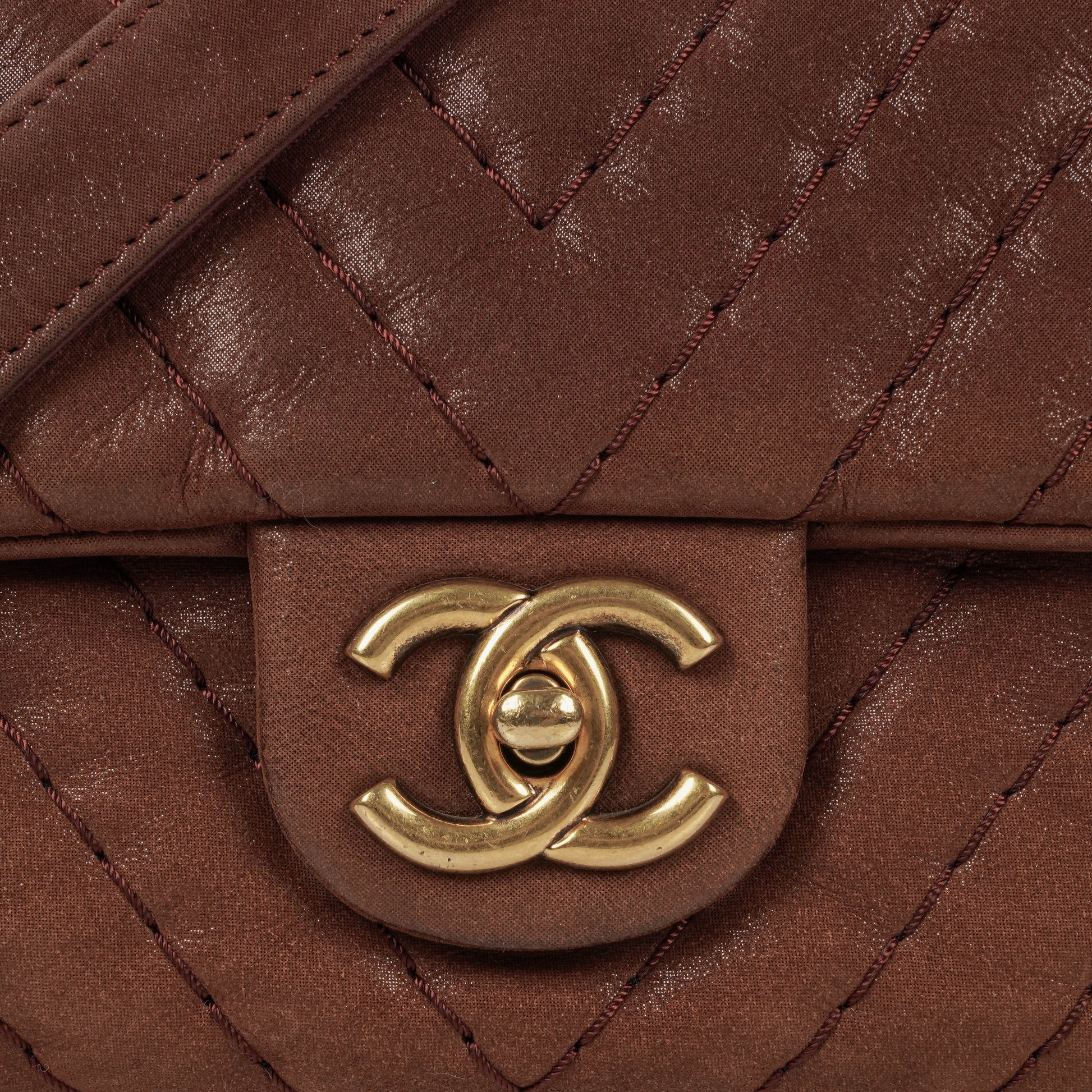 Chanel Surpique Chevron Flap Bag aus irisierendem Kalbsleder