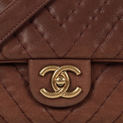 Chanel Surpique Chevron Flap Bag aus irisierendem Kalbsleder