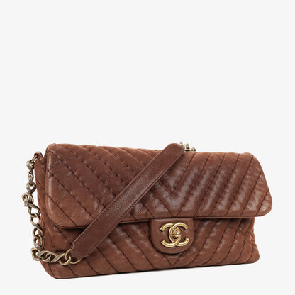 Chanel Surpique Chevron Flap Bag aus irisierendem Kalbsleder