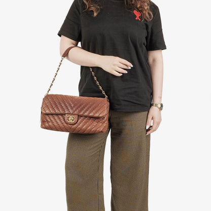 Chanel Surpique Chevron Flap Bag aus irisierendem Kalbsleder