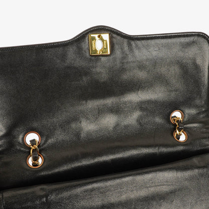 Chanel Paris Classic Medium Double Flap Bag aus schwarzem gestepptem Lammleder mit gold- und silberfarbener Combo-Hardware
