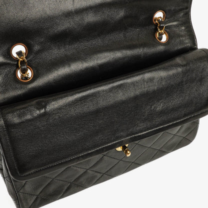 Chanel Paris Classic Medium Double Flap Bag aus schwarzem gestepptem Lammleder mit gold- und silberfarbener Combo-Hardware