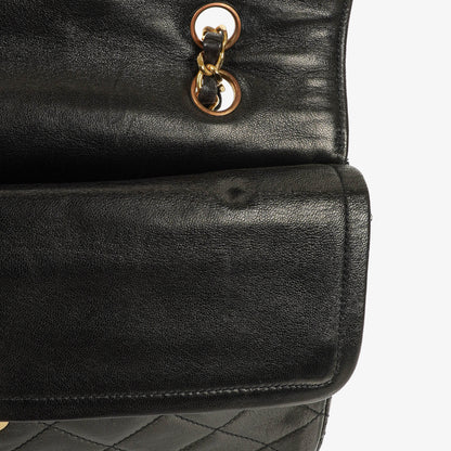 Chanel Paris Classic Medium Double Flap Bag aus schwarzem gestepptem Lammleder mit gold- und silberfarbener Combo-Hardware