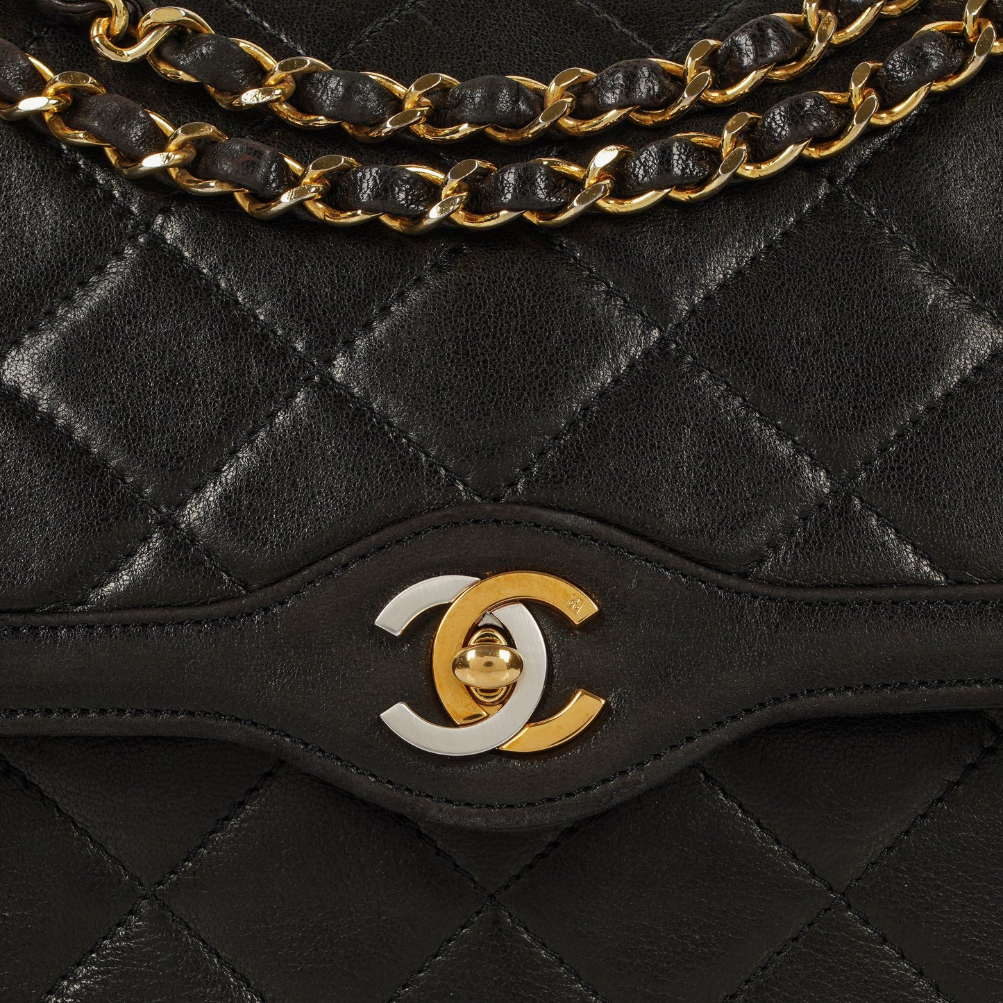 Chanel Paris Classic Medium Double Flap Bag aus schwarzem gestepptem Lammleder mit gold- und silberfarbener Combo-Hardware