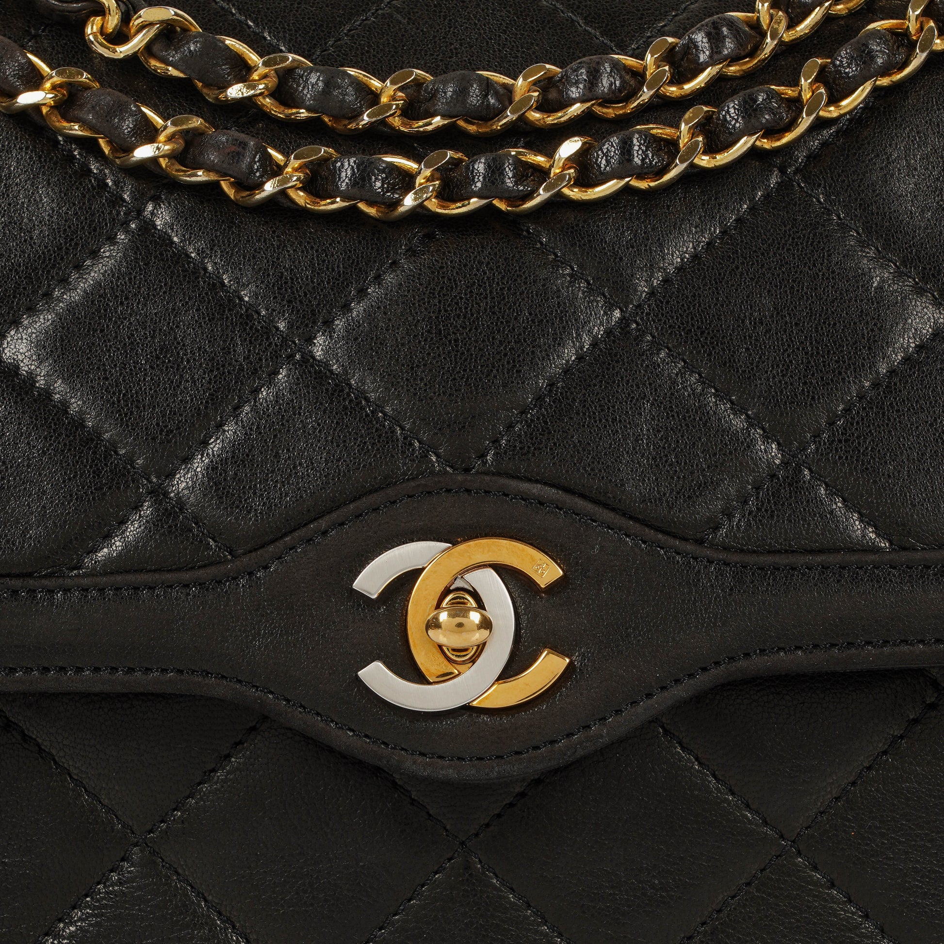 Chanel Paris Classic Medium Double Flap Bag aus schwarzem gestepptem Lammleder mit gold- und silberfarbener Combo-Hardware