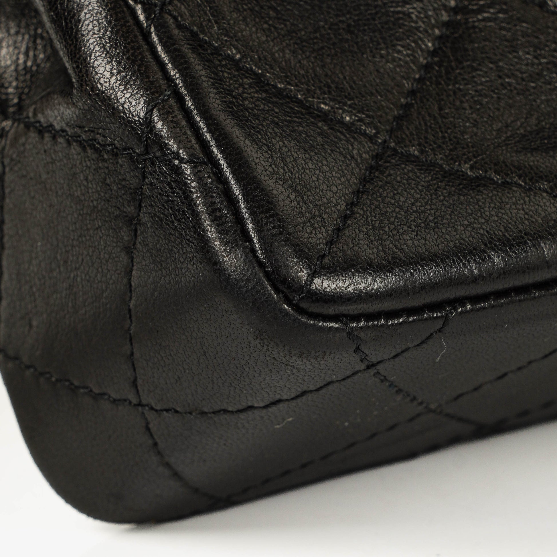 Chanel Paris Classic Medium Double Flap Bag aus schwarzem gestepptem Lammleder mit gold- und silberfarbener Combo-Hardware