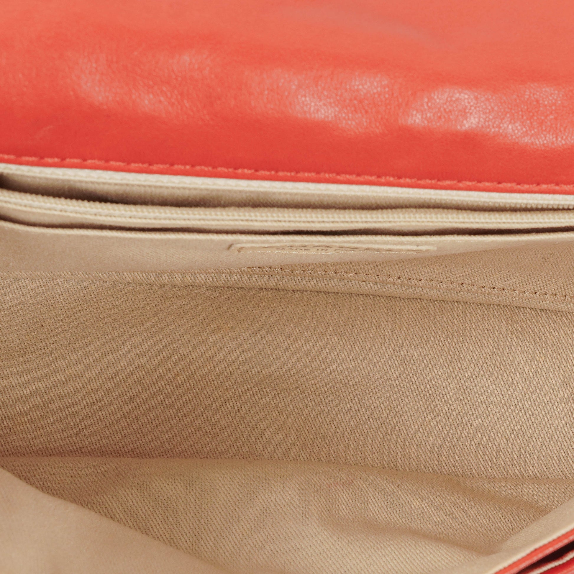Chanel Icons Secret Label Flap Bag aus gestepptem Kalbsleder mit silberfarbener Hardware