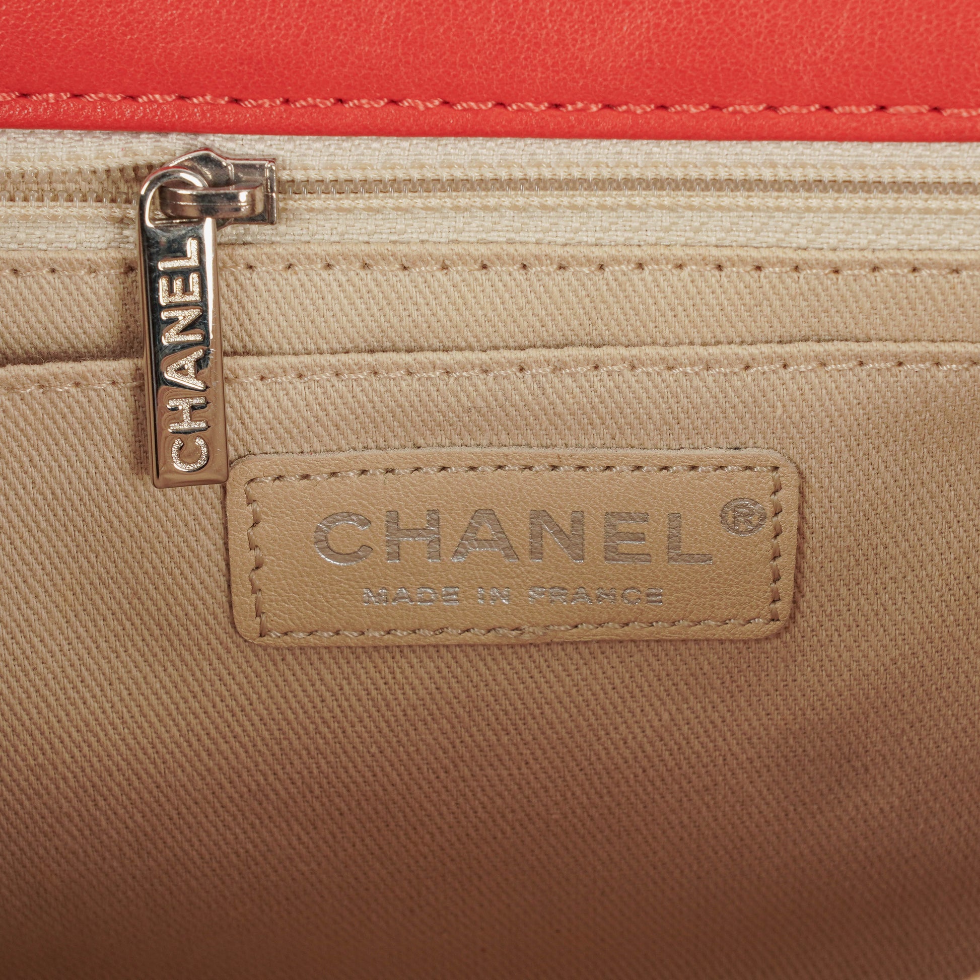 Chanel Icons Secret Label Flap Bag aus gestepptem Kalbsleder mit silberfarbener Hardware