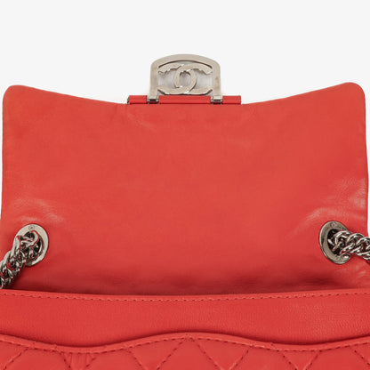 Chanel Icons Secret Label Flap Bag aus gestepptem Kalbsleder mit silberfarbener Hardware
