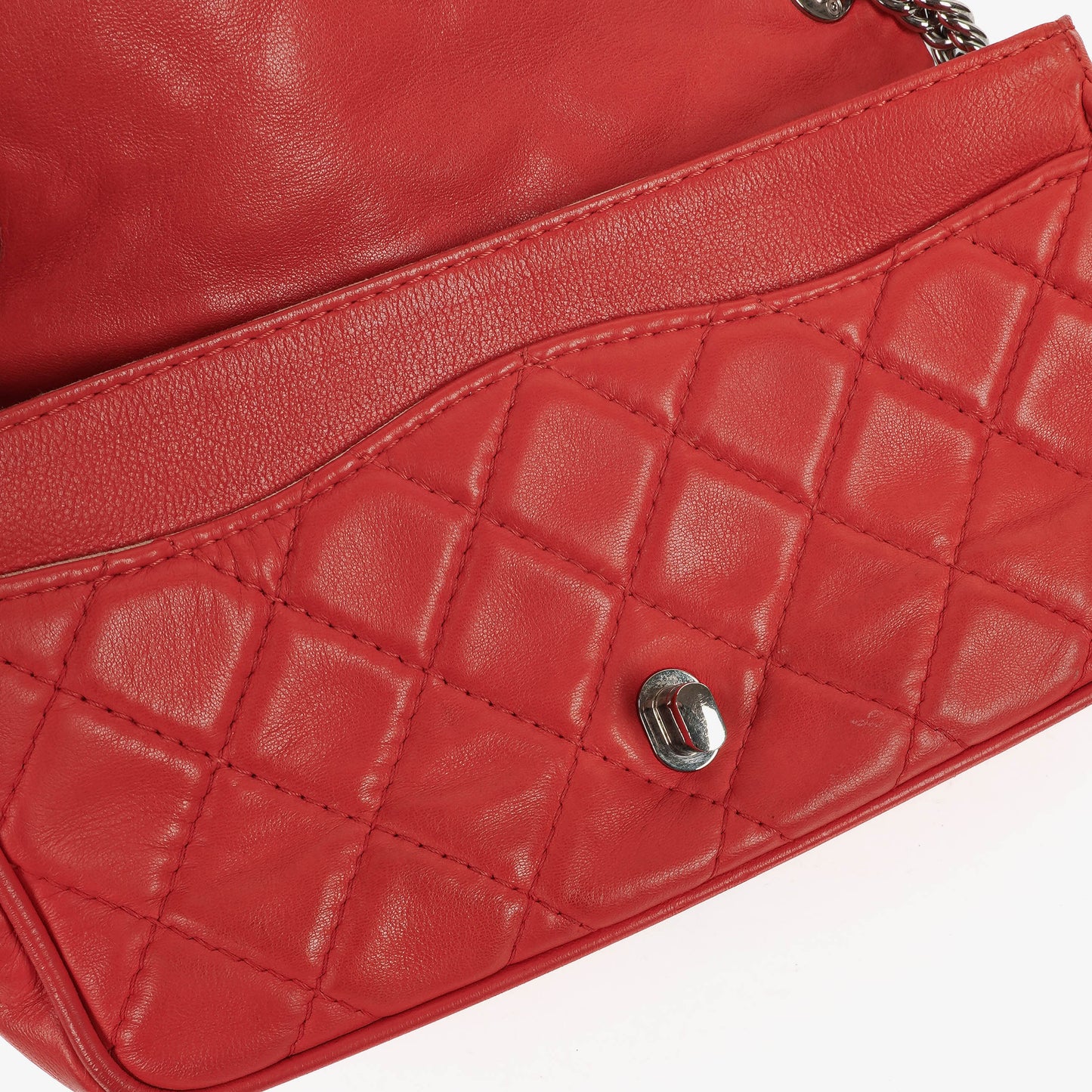 Chanel Icons Secret Label Flap Bag aus gestepptem Kalbsleder mit silberfarbener Hardware
