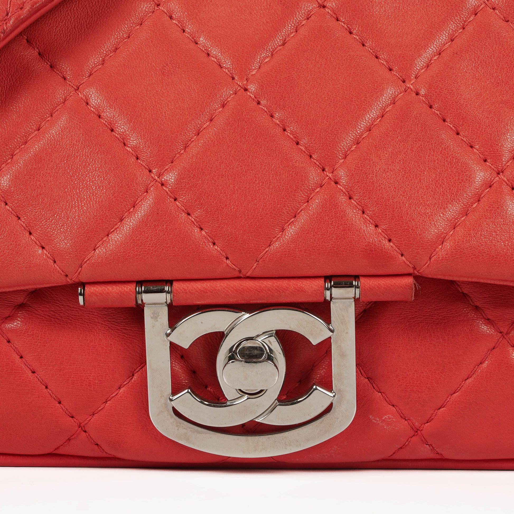 Chanel Icons Secret Label Flap Bag aus gestepptem Kalbsleder mit silberfarbener Hardware