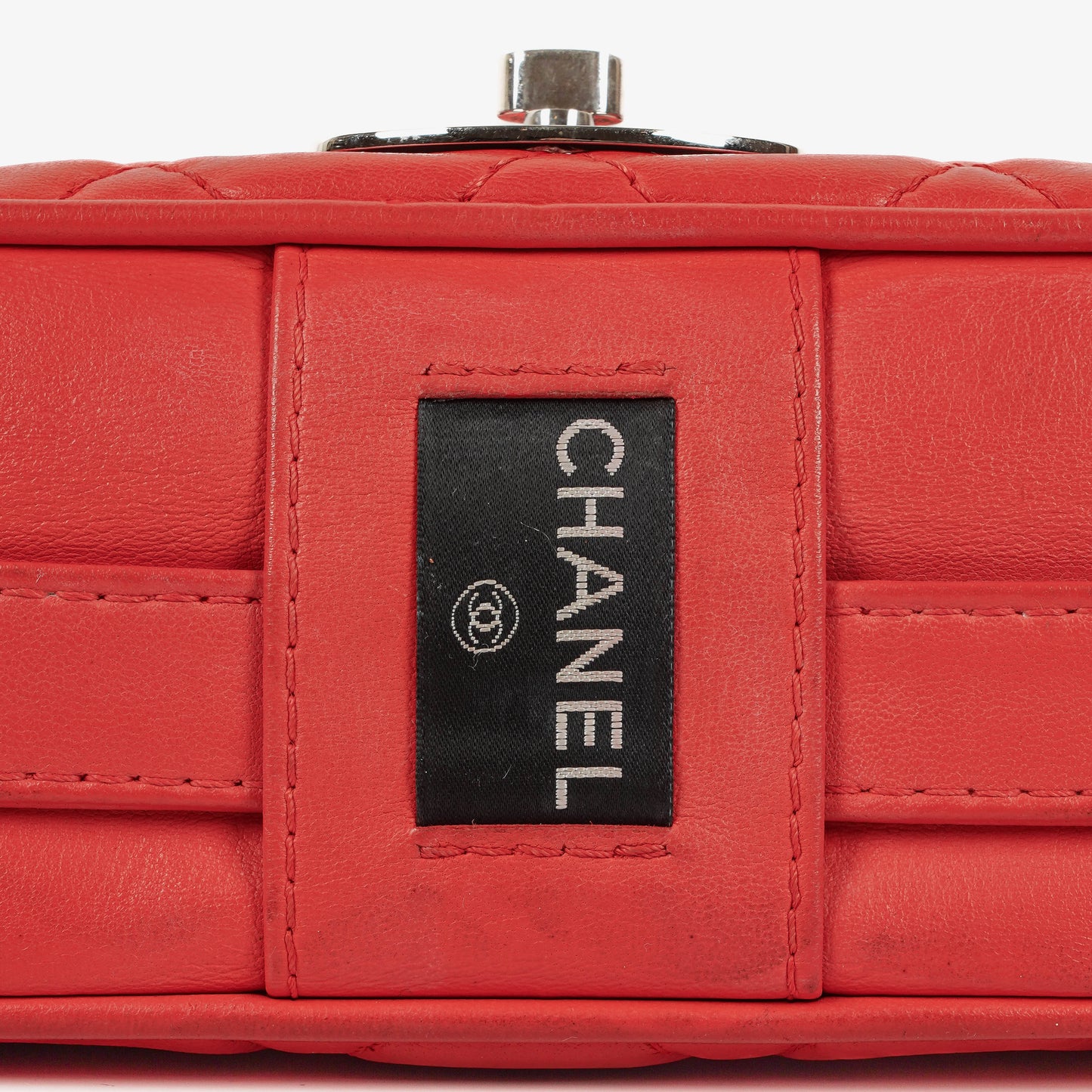 Chanel Icons Secret Label Flap Bag aus gestepptem Kalbsleder mit silberfarbener Hardware