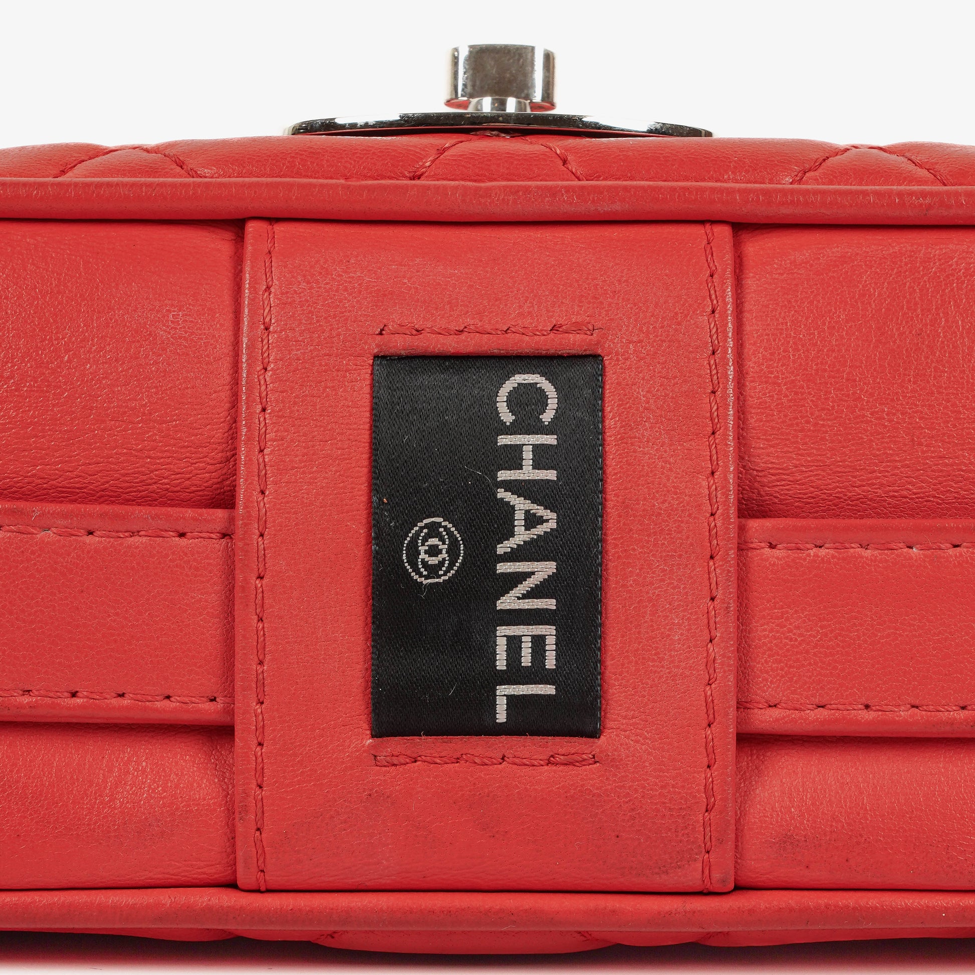 Chanel Icons Secret Label Flap Bag aus gestepptem Kalbsleder mit silberfarbener Hardware