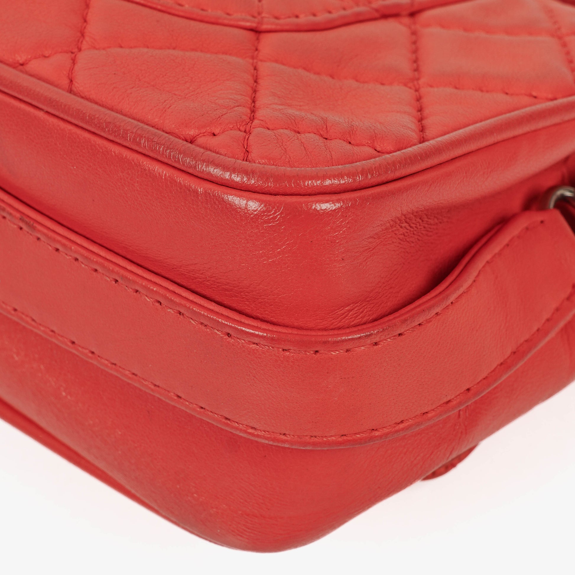 Chanel Icons Secret Label Flap Bag aus gestepptem Kalbsleder mit silberfarbener Hardware