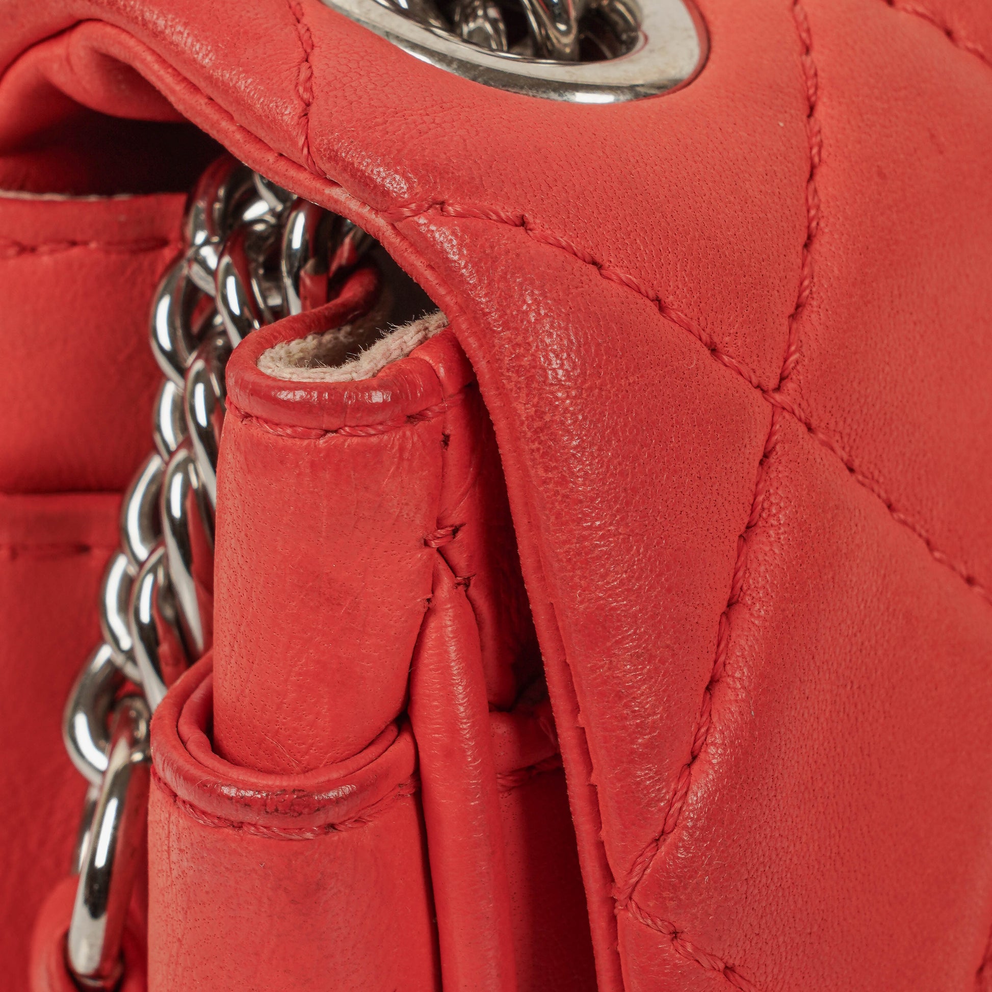 Chanel Icons Secret Label Flap Bag aus gestepptem Kalbsleder mit silberfarbener Hardware