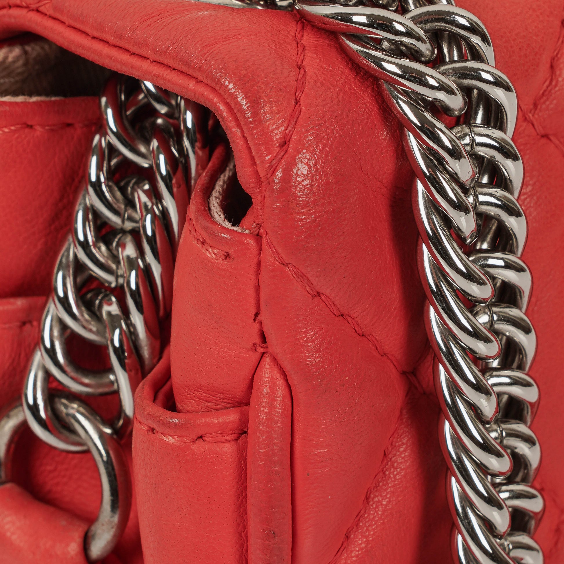 Chanel Icons Secret Label Flap Bag aus gestepptem Kalbsleder mit silberfarbener Hardware