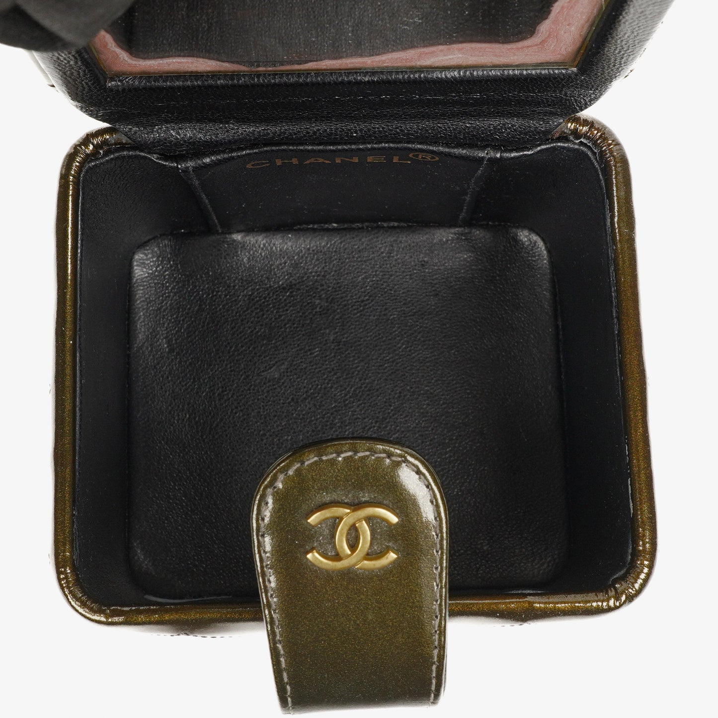 CHANEL CC Vanity Case aus olivgrünem schillerndem gestepptem Lackleder