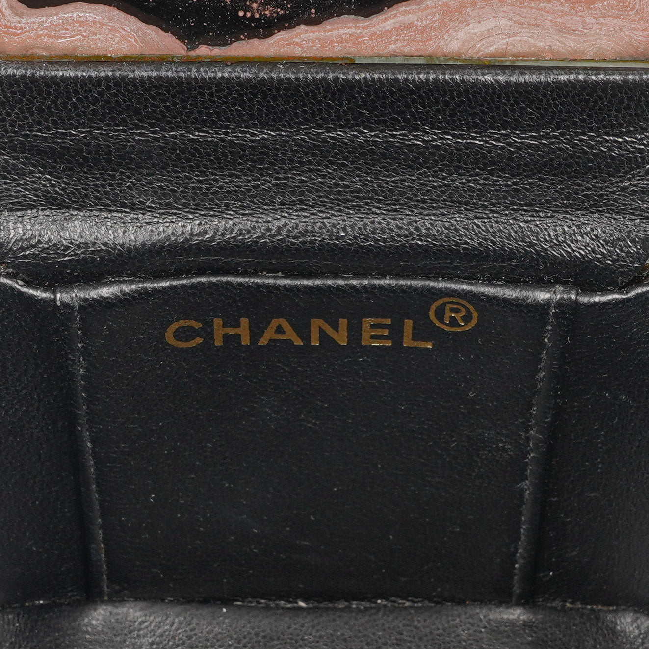 CHANEL CC Vanity Case aus olivgrünem schillerndem gestepptem Lackleder