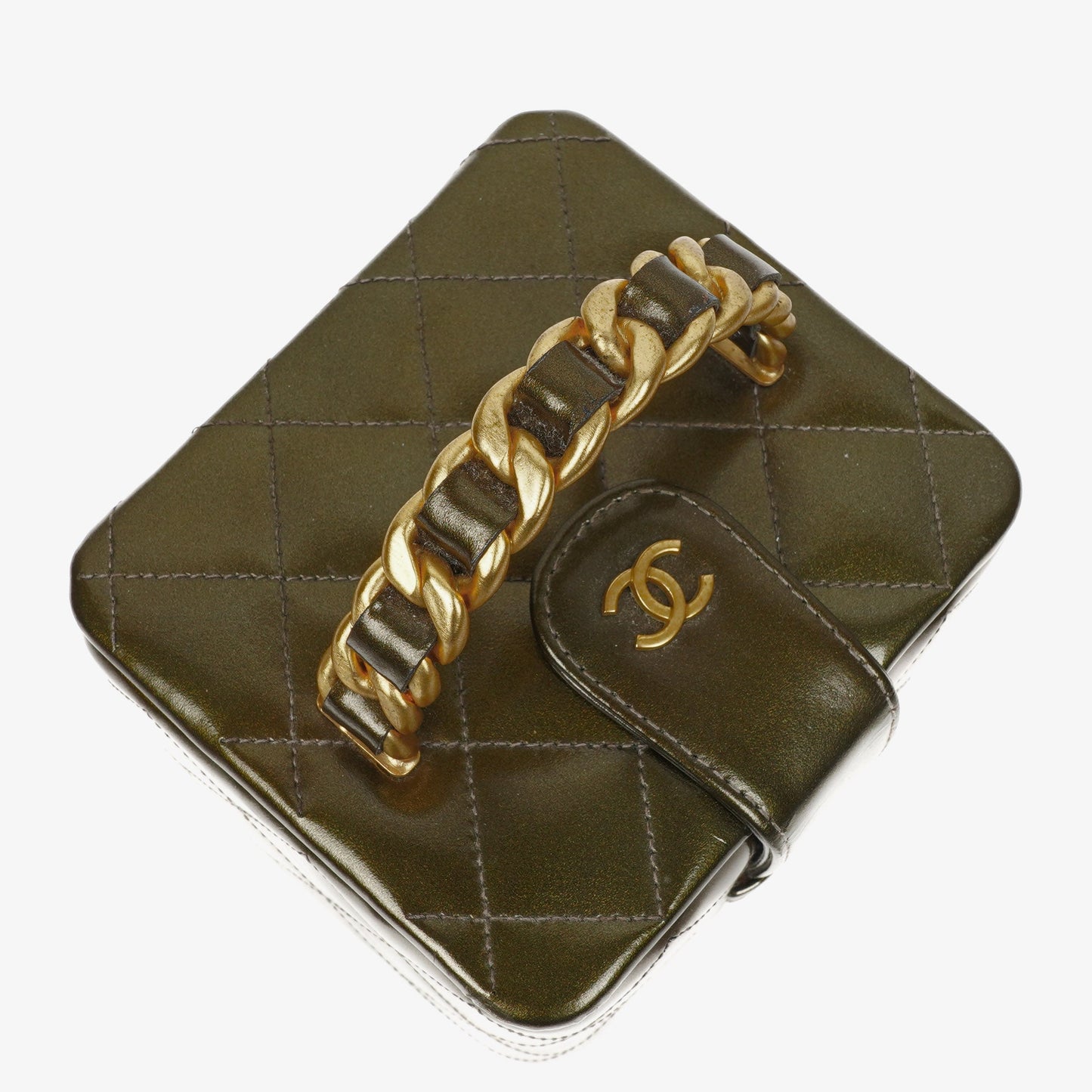 CHANEL CC Vanity Case aus olivgrünem schillerndem gestepptem Lackleder