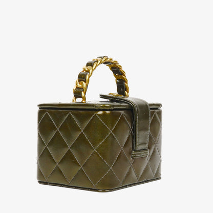 CHANEL CC Vanity Case aus olivgrünem schillerndem gestepptem Lackleder