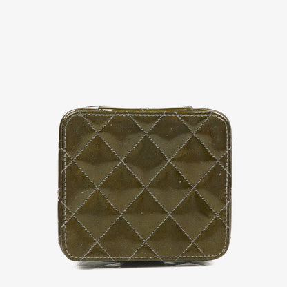 CHANEL CC Vanity Case aus olivgrünem schillerndem gestepptem Lackleder