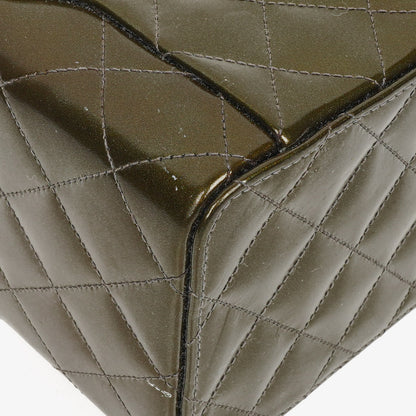 CHANEL CC Vanity Case aus olivgrünem schillerndem gestepptem Lackleder