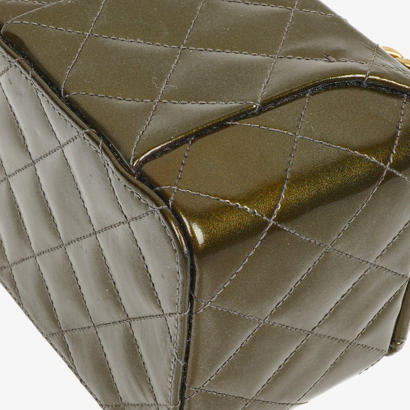 CHANEL CC Vanity Case aus olivgrünem schillerndem gestepptem Lackleder