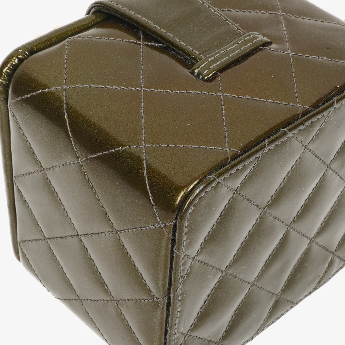 CHANEL CC Vanity Case aus olivgrünem schillerndem gestepptem Lackleder