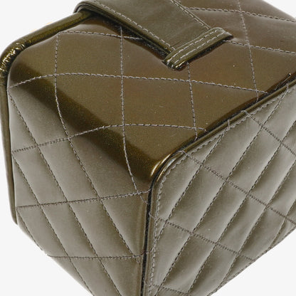CHANEL CC Vanity Case aus olivgrünem schillerndem gestepptem Lackleder