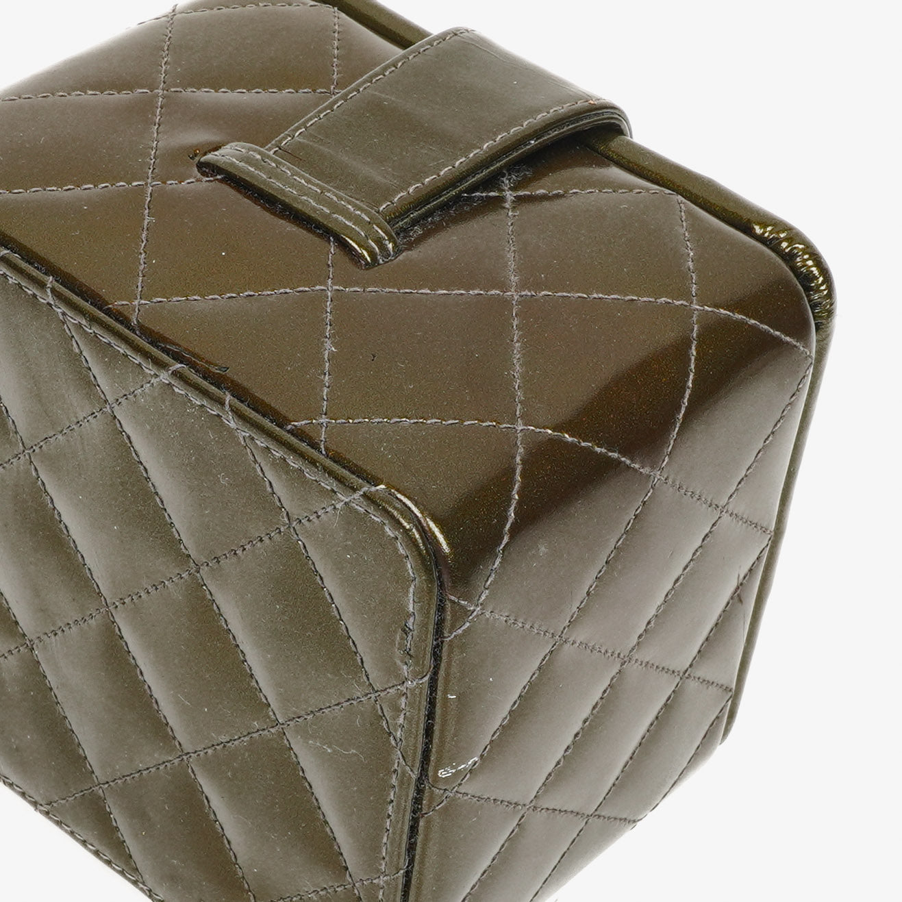 CHANEL CC Vanity Case aus olivgrünem schillerndem gestepptem Lackleder