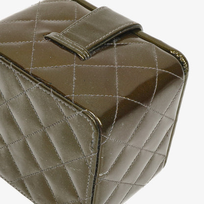 CHANEL CC Vanity Case aus olivgrünem schillerndem gestepptem Lackleder