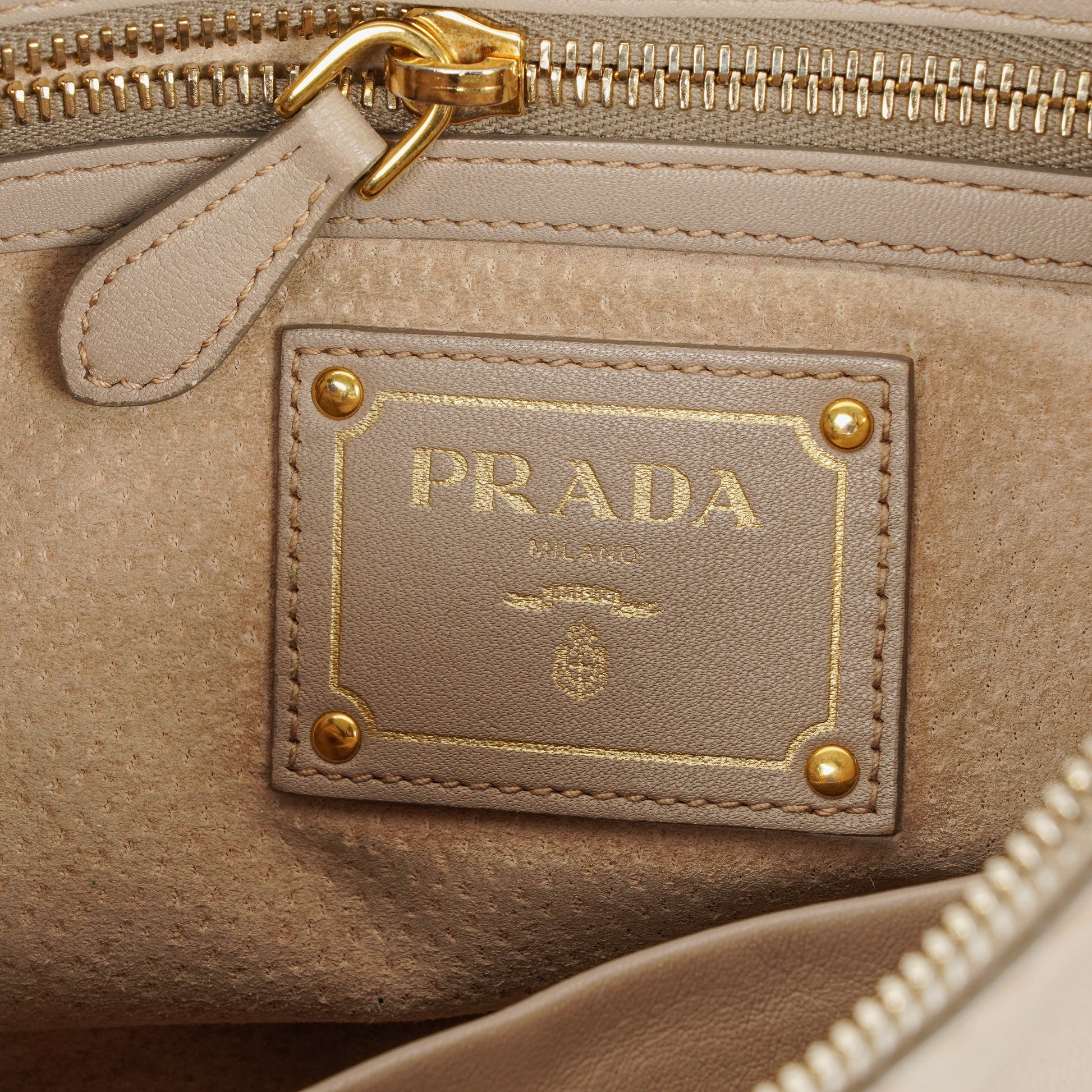 Prada Argilla Schultertasche aus weichem Kalbsleder mit Steppnähten