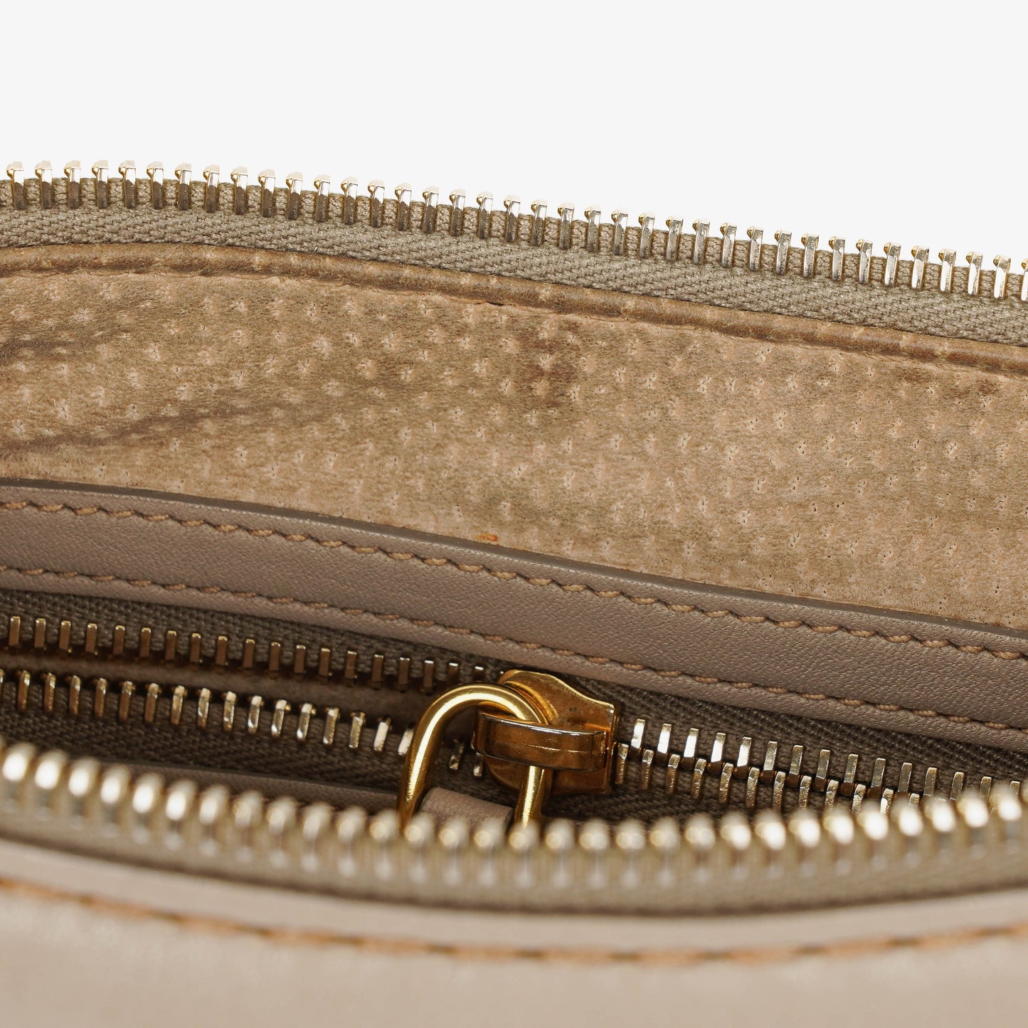 Prada Argilla Schultertasche aus weichem Kalbsleder mit Steppnähten