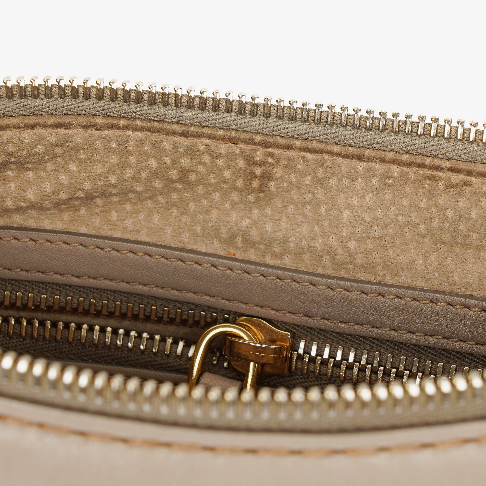 Prada Argilla Schultertasche aus weichem Kalbsleder mit Steppnähten