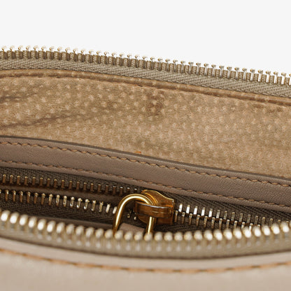 Prada Argilla Schultertasche aus weichem Kalbsleder mit Steppnähten