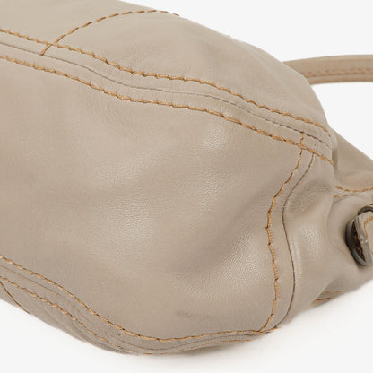 Prada Argilla Schultertasche aus weichem Kalbsleder mit Steppnähten
