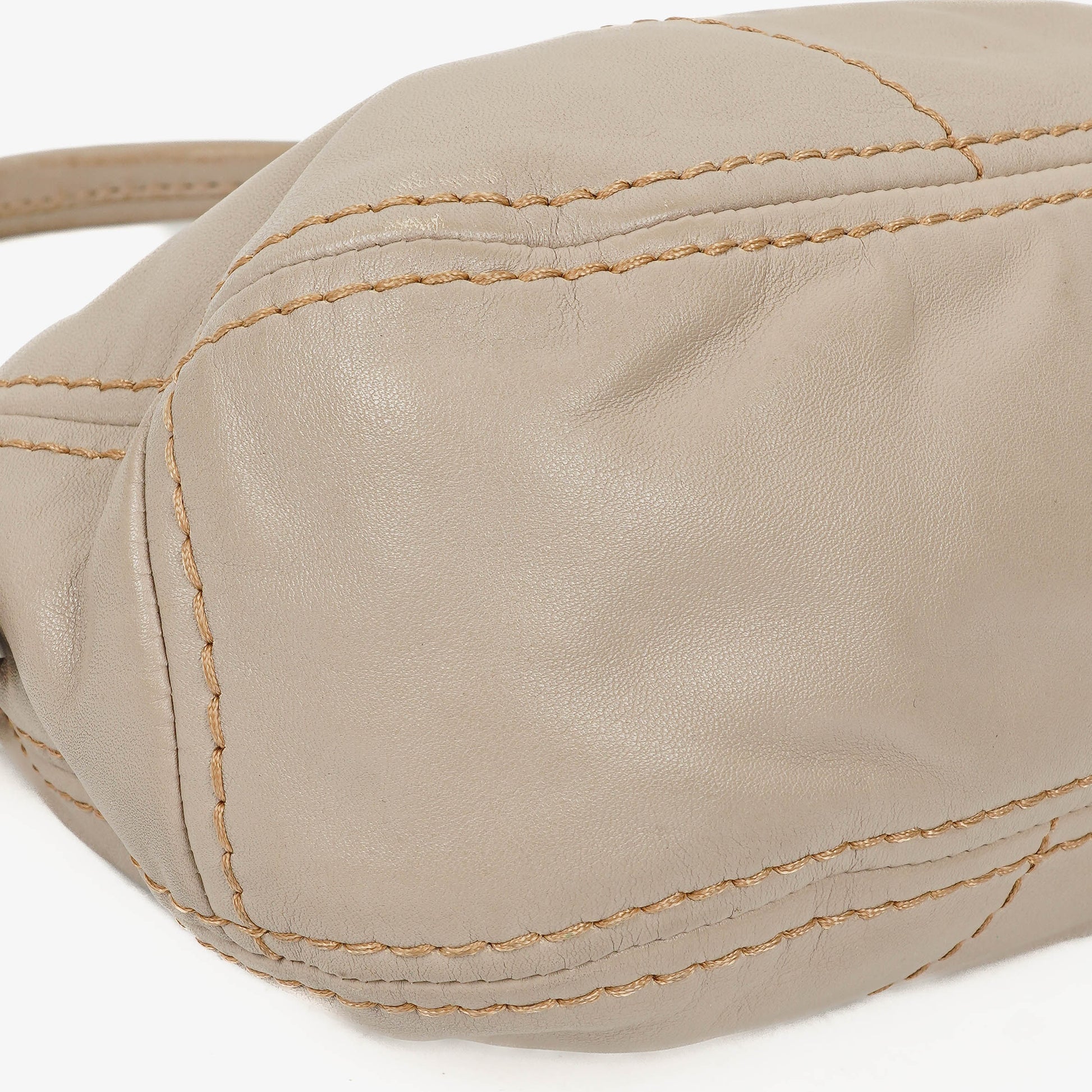 Prada Argilla Schultertasche aus weichem Kalbsleder mit Steppnähten