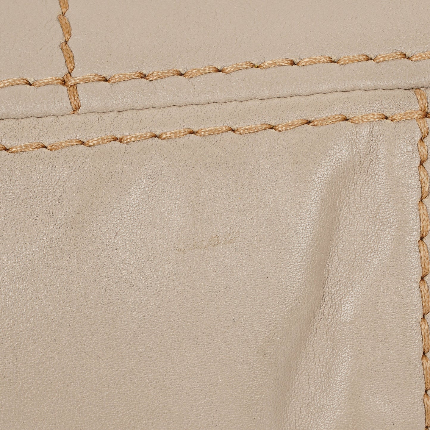 Prada Argilla Schultertasche aus weichem Kalbsleder mit Steppnähten