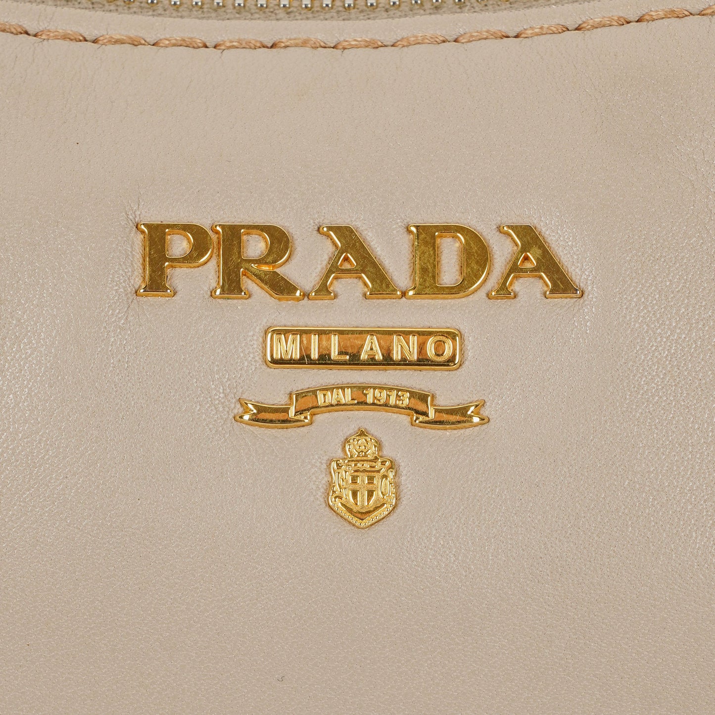 Prada Argilla Schultertasche aus weichem Kalbsleder mit Steppnähten