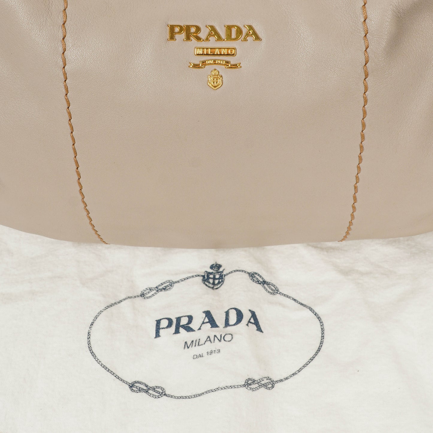 Prada Argilla Schultertasche aus weichem Kalbsleder mit Steppnähten