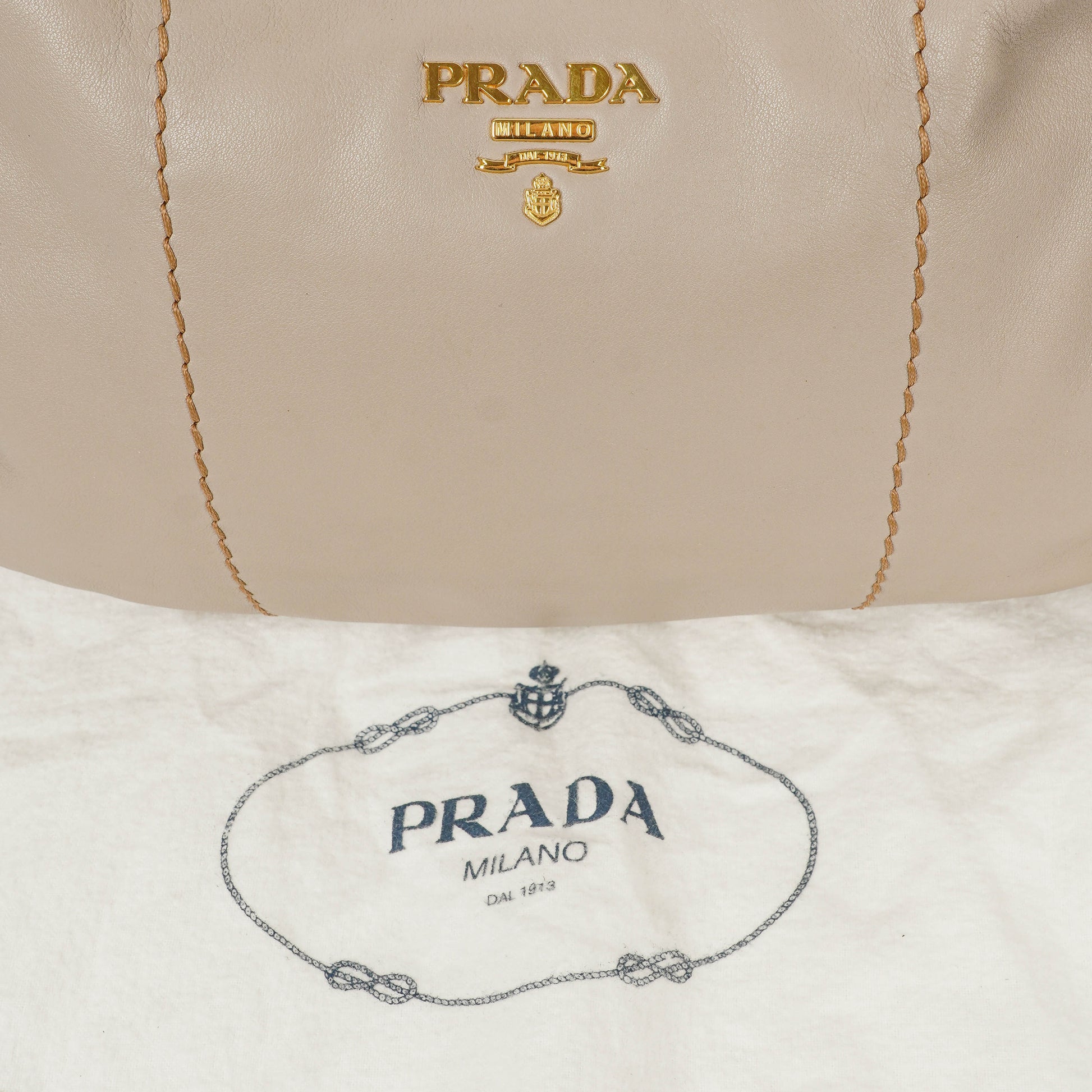 Prada Argilla Schultertasche aus weichem Kalbsleder mit Steppnähten