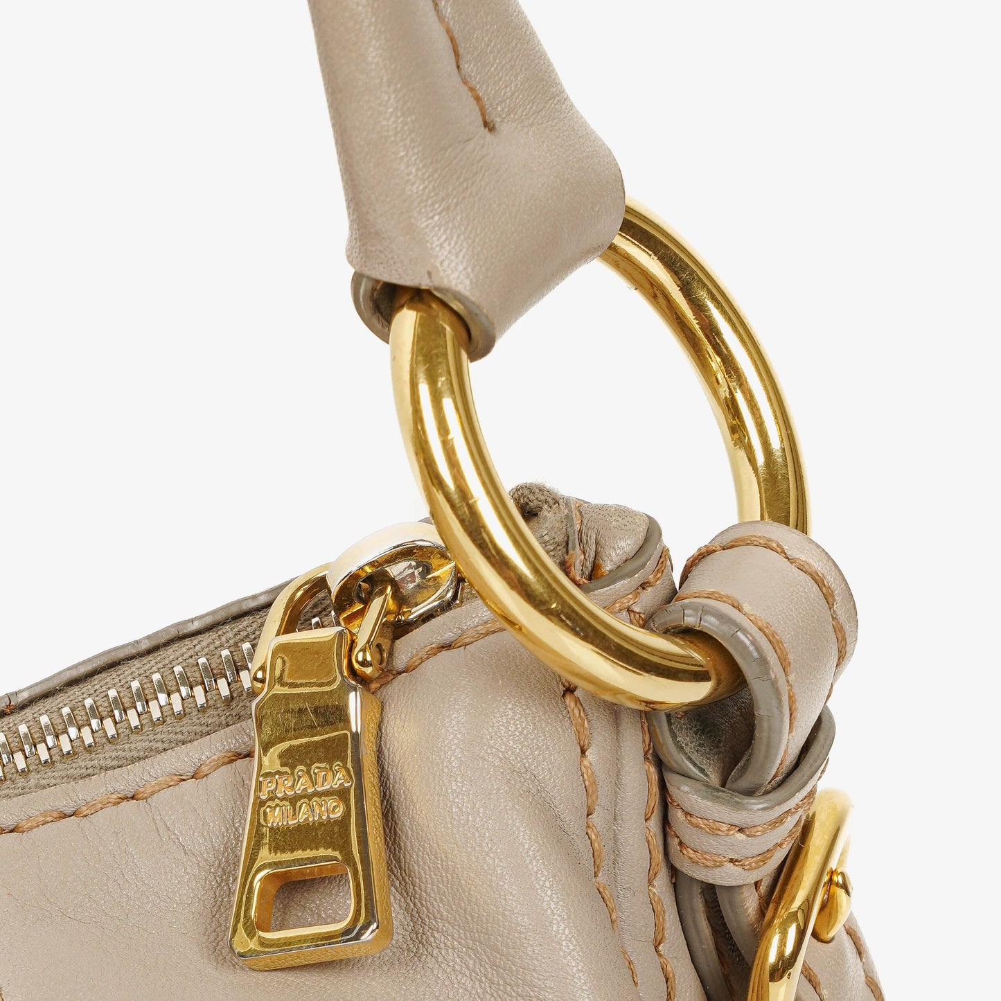 Prada Argilla Schultertasche aus weichem Kalbsleder mit Steppnähten