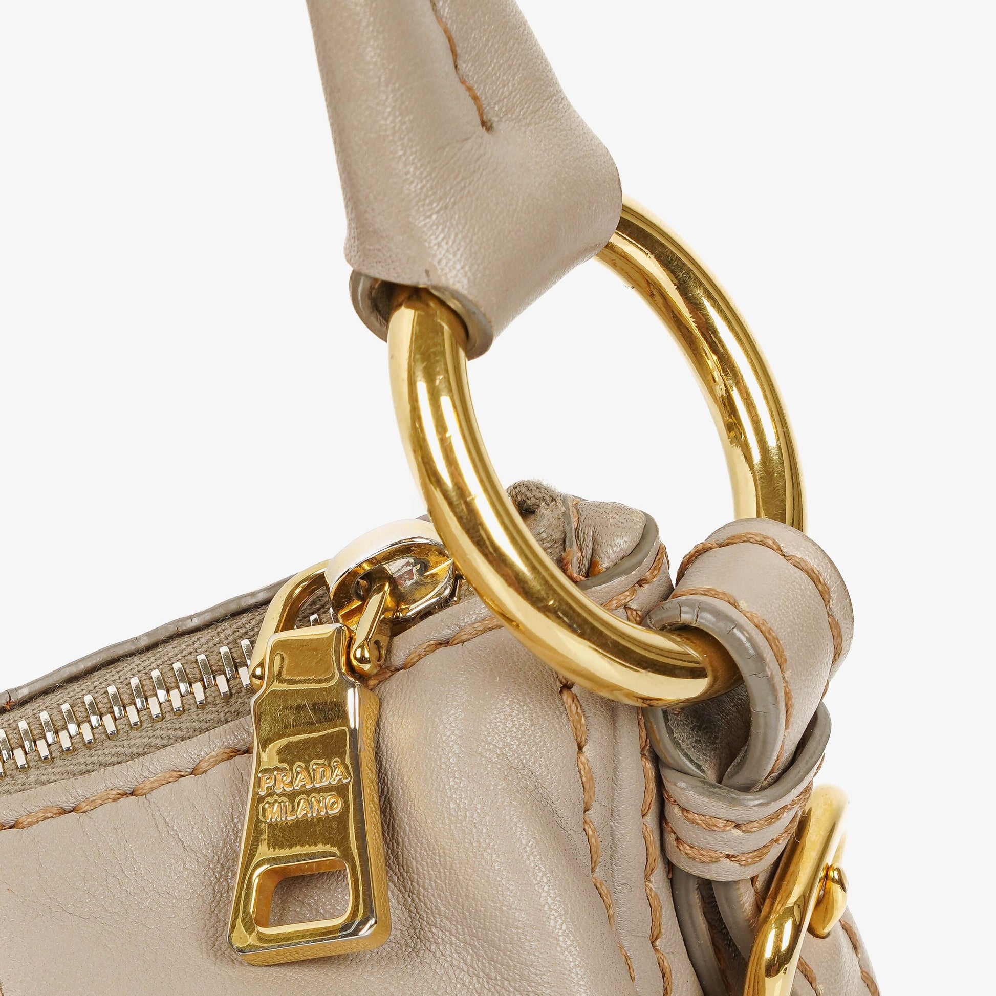 Prada Argilla Schultertasche aus weichem Kalbsleder mit Steppnähten