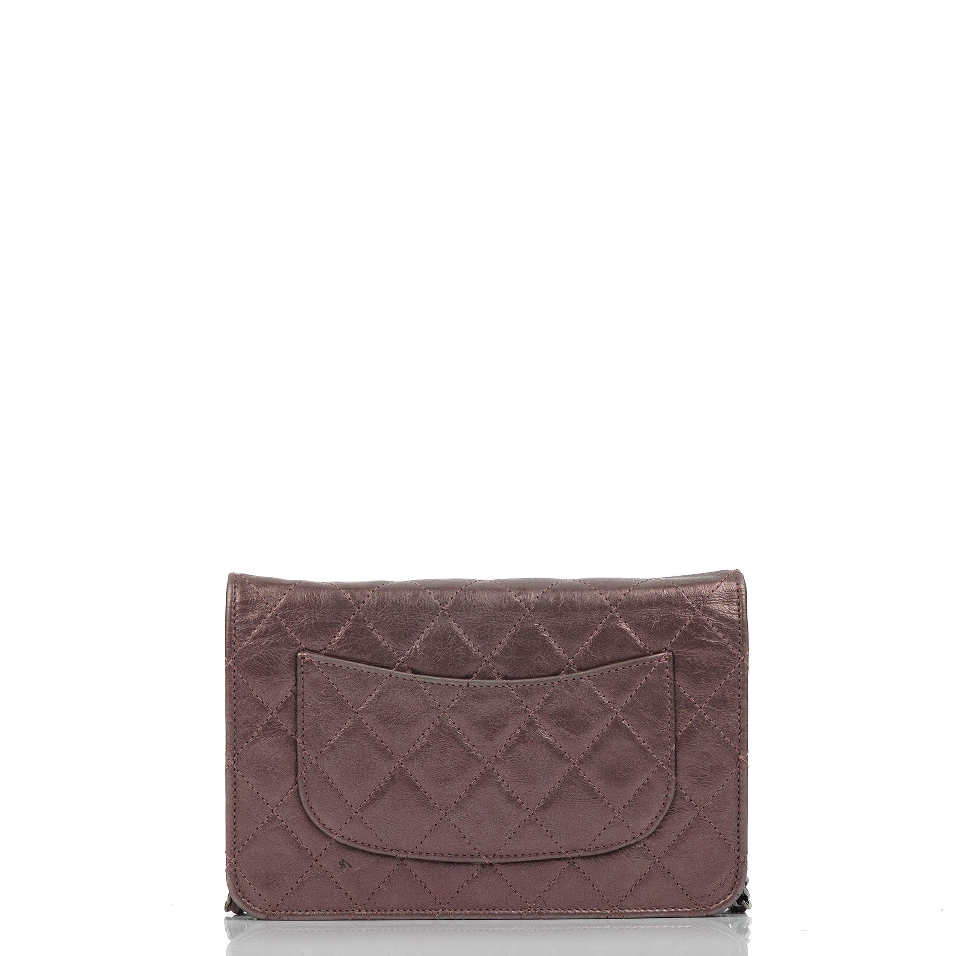 CHANEL 2.55 Reissue Wallet on Chain WOC aus lila gestepptem gealtertem Metallic-Kalbsleder