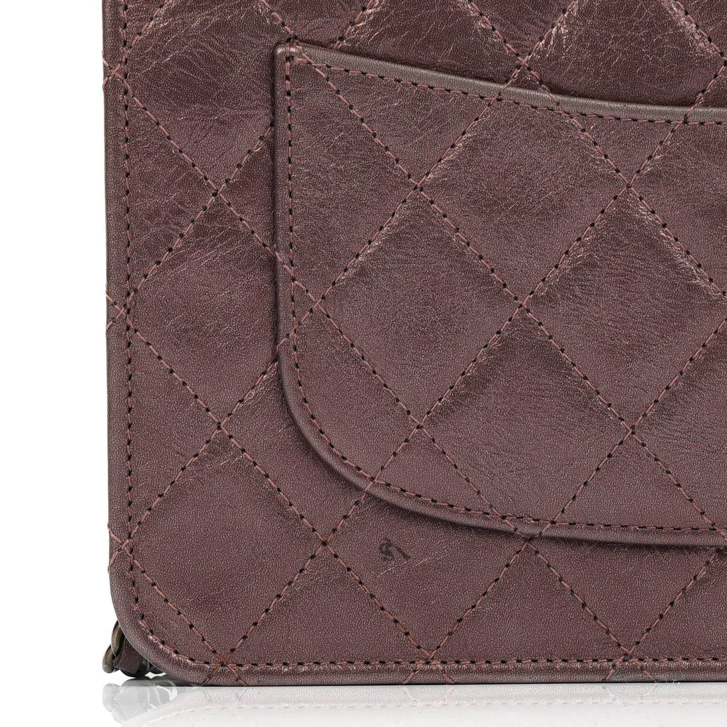 CHANEL 2.55 Reissue Wallet on Chain WOC aus lila gestepptem gealtertem Metallic-Kalbsleder