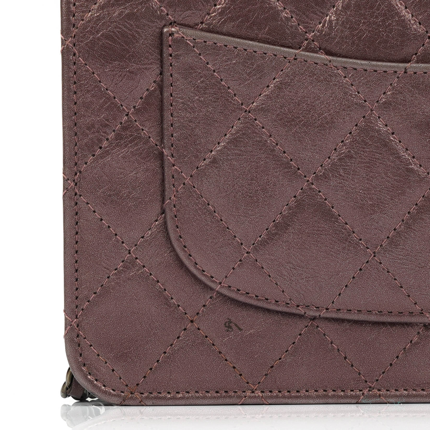 CHANEL 2.55 Reissue Wallet on Chain WOC aus lila gestepptem gealtertem Metallic-Kalbsleder