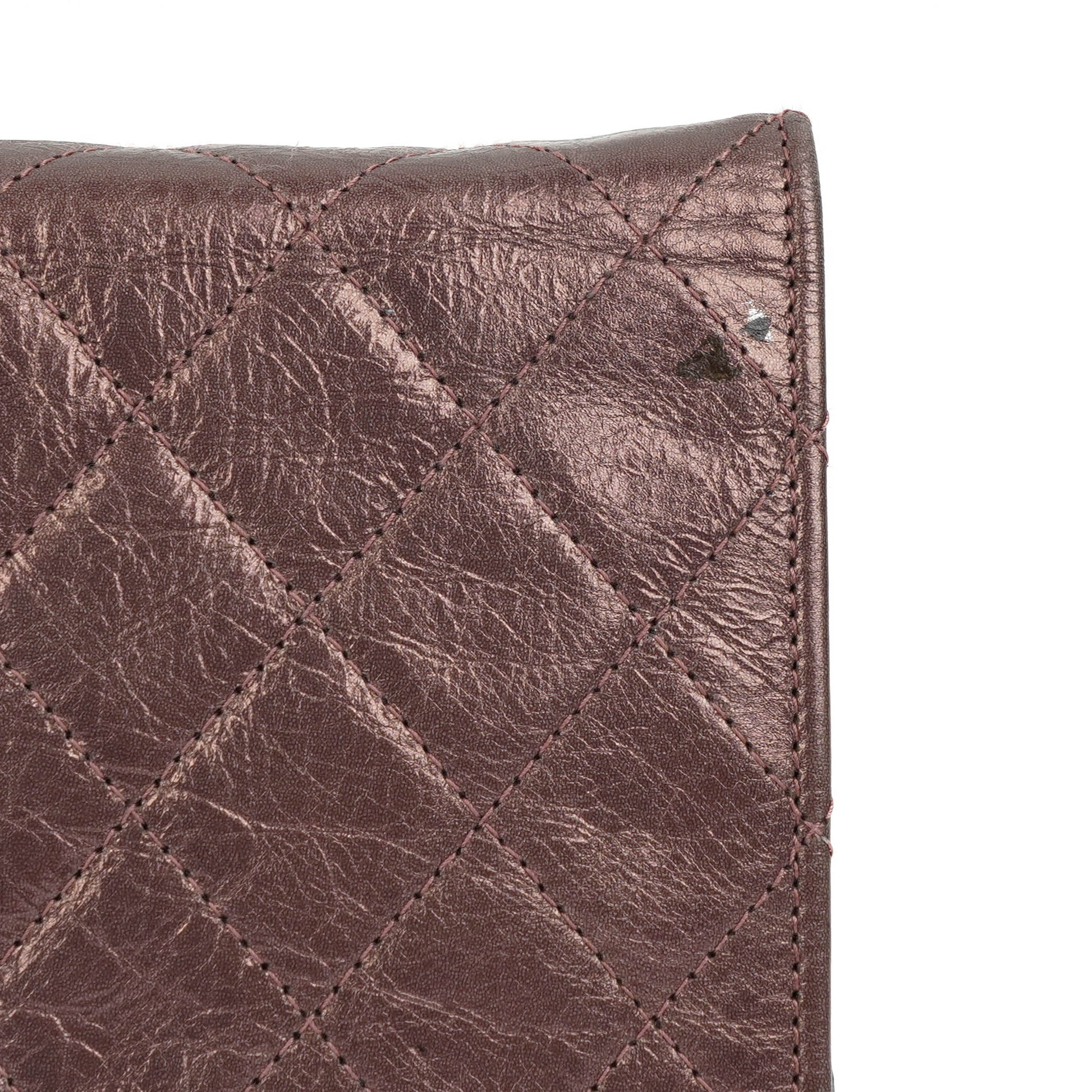 CHANEL 2.55 Reissue Wallet on Chain WOC aus lila gestepptem gealtertem Metallic-Kalbsleder